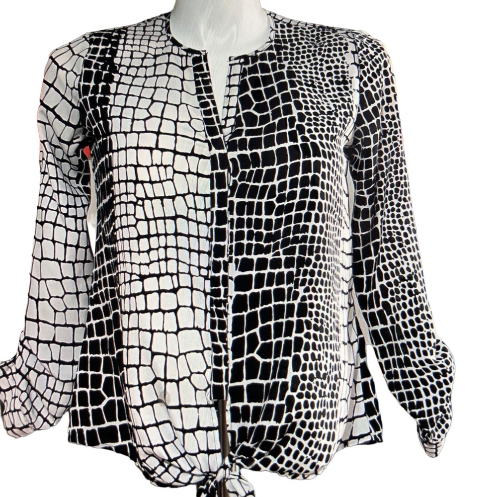 Sofia Sofia Vergara Black White V-Neck Blouse